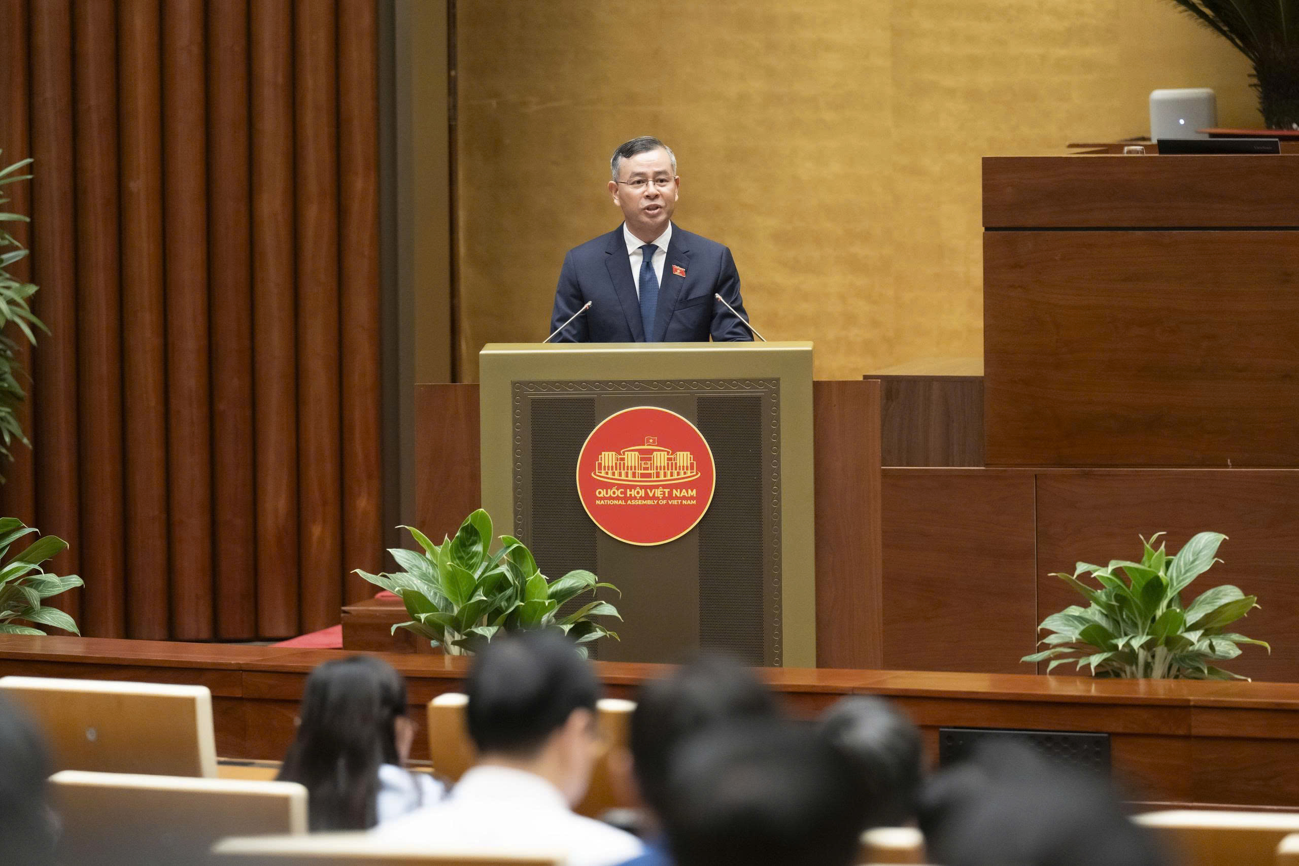 Bộ trưởng Bộ Tài chính Ngô Văn Tuấn trình bày kế hoạch đầu tư công trung hạn giai đoạn 5 năm 2026 – 2030 (Ảnh: Cổng TTĐT Quốc hội) Bộ trưởng Bộ Tài chính Ngô Văn Tuấn trình bày kế hoạch đầu tư công trung hạn giai đoạn 5 năm 2026 – 2030 (Ảnh: Cổng TTĐT Quốc hội)