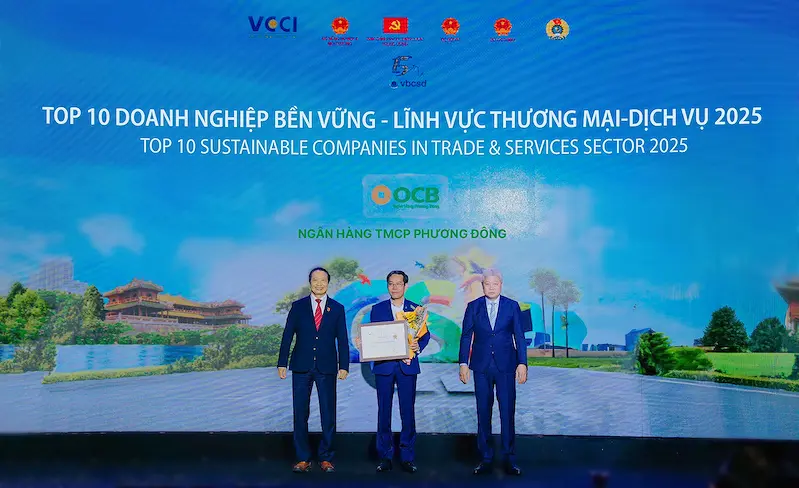 Ông Nguyễn Bá Ngọc - Giám đốc Khối Khách hàng Doanh nghiệp lớn và Dịch vụ Ngân hàng đầu tư OCB đại diện nhận giải thưởng tại CSI 2025