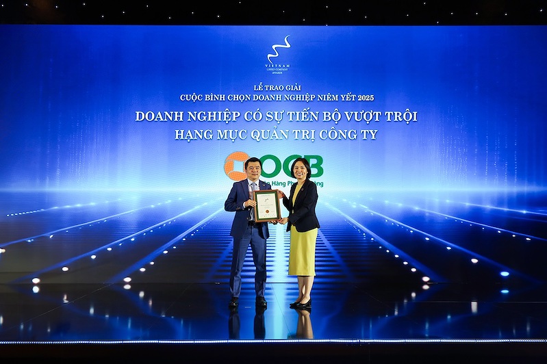 Ông Lê Đăng Khoa – Giám đốc khối Giám đốc Khối Khách hàng Doanh nghiệp OCB nhận giải thưởng tại VLCA 2025