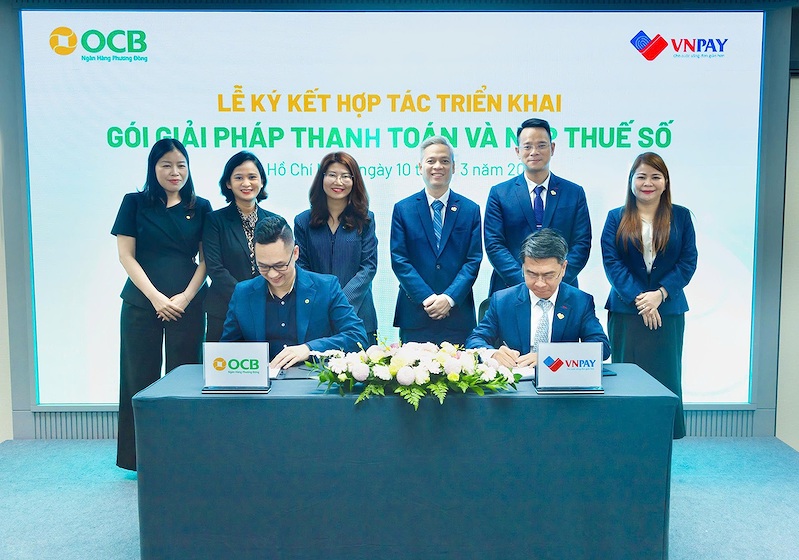 Đại diện Lãnh đạo OCB và VNPAY tiến hành ký kết tại buổi lễ