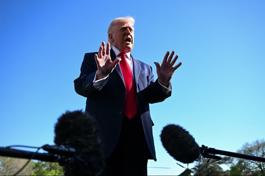 Tổng thống Mỹ Donald Trump tuyên bố phong tỏa eo biển Hormuz dù trước đó ông luôn thúc giục Iran mở lại tuyến hàng hải này (Ảnh: CNN) Tổng thống Mỹ Donald Trump tuyên bố phong tỏa eo biển Hormuz dù trước đó ông luôn thúc giục Iran mở lại tuyến hàng hải này (Ảnh: CNN)