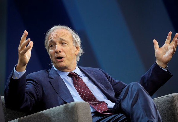 Tỷ phú Ray Dalio: Kinh tế Mỹ đang rơi vào đình lạm, Fed không nên hạ lãi suất