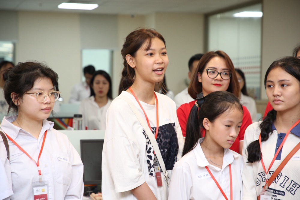 Em Nhi (thứ hai từ trái qua) gửi lời cảm ơn đến Quỹ SeADream khi lần đầu được đến Thủ đô và tham quan Hội sở SeABank