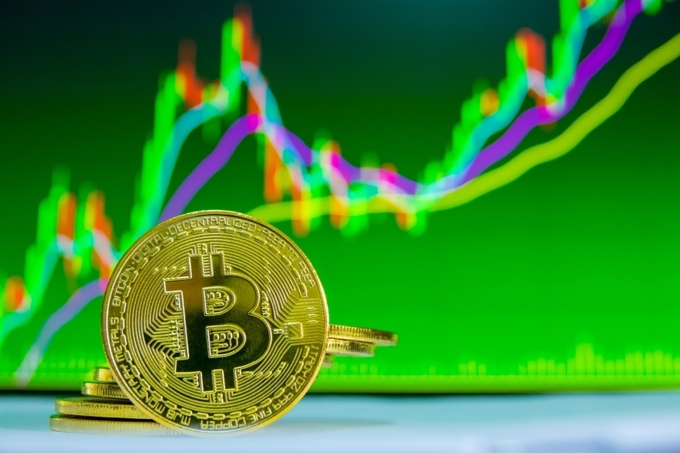 Crypto 14/4: BTC vọt lên 74.000 USD, Iran phát tín hiệu nhượng bộ