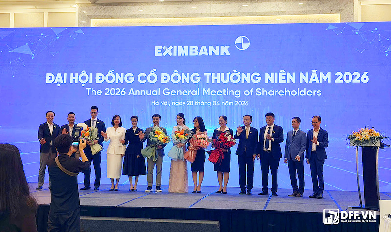 Ông Nguyễn Trọng Hiền nhận hoa từ bà Phạm Thị Huyền Trang - Chủ tịch HĐQT Eximbank (đứng thứ 6 từ trái sang)