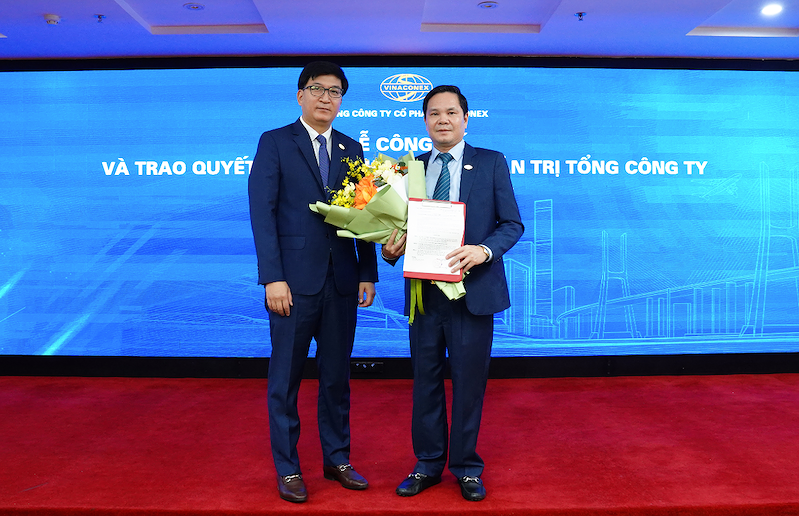 Ông Phạm Thái Dương (phải) cùng Chủ tịch HĐQT VCG Trần Đình Tuấn (Ảnh: Vinaconex)