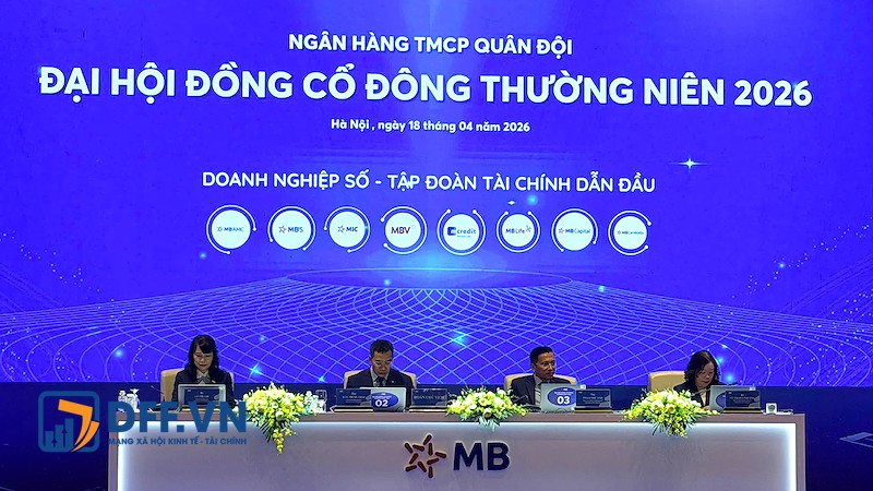 Ban Chủ tọa tại AGM 2026 MBBank ( Ảnh: Lê Minh , DFF .VN ) Ban Chủ tọa tại AGM 2026 MBBank ( Ảnh: Lê Minh , DFF .VN )