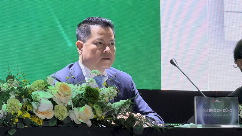 Chủ tịch VPBank Ngô Chí Dũng trả lời cổ đông tại phiên thảo luận AGM 2026