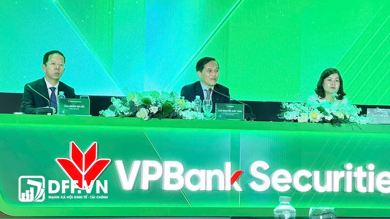 Ông Nguyễn Đức Vinh ngồi tại vị trí trung tâm bàn chủ tọa AGM 2026 VPBankS