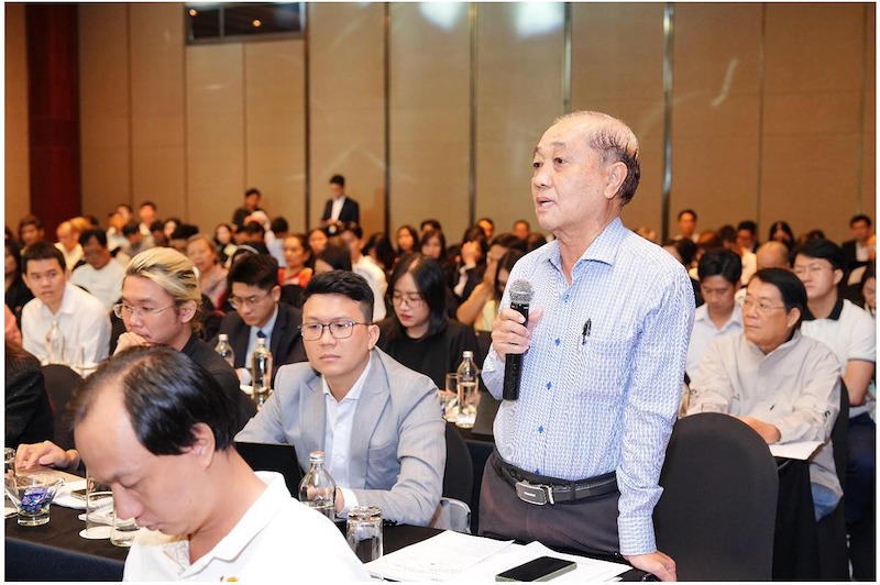 Các cổ đông đặt câu hỏi trong phiên thảo luận Các cổ đông đặt câu hỏi trong phiên thảo luận