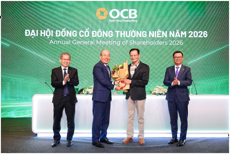 Tiến sĩ Lê Xuân Nghĩa nhận hoa chúc mừng từ Ông Trịnh Văn Tuấn, Chủ tịch HĐQT OCB Tiến sĩ Lê Xuân Nghĩa nhận hoa chúc mừng từ Ông Trịnh Văn Tuấn, Chủ tịch HĐQT OCB