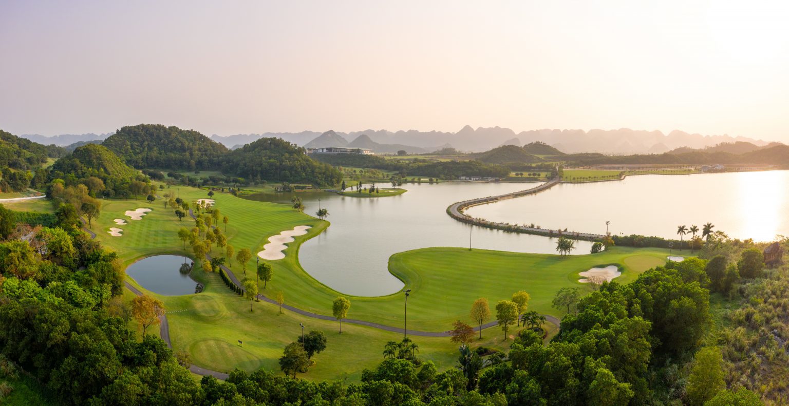 Giải đấu được tổ chức tại sân golf “twin greens” chuẩn quốc tế đầu tiên tại Việt Nam.