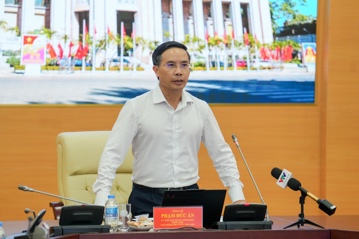 Thống đôc Phạm Đức Ấn chủ trì cuộc họp giữa NHNN và và đại diện 46 ngân hàng nhà nước chiều ngày 9/4 (Ảnh: Thời báo Ngân hàng)