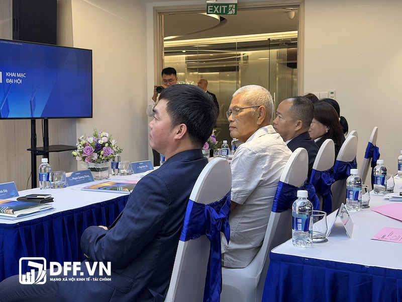 Nhà sáng lập Tasco Phạm Quang Dũng ngồi kế Chủ tịch đương nhiệm HĐQT Vũ Đình Độ tại AGM 2026