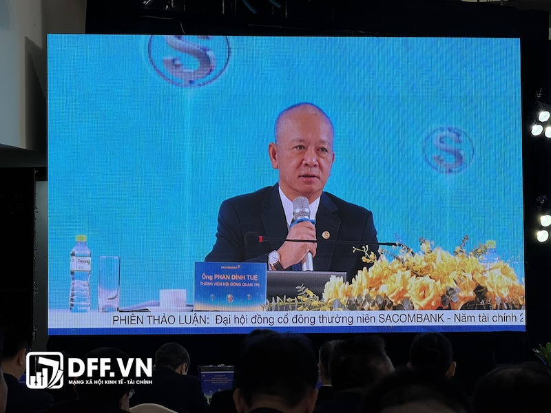 Ông Phan Đình Tuệ - Thành viên HĐQT Sacombank - trả lời chất vấn cổ đông