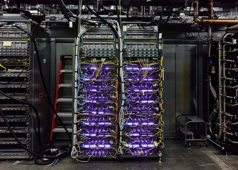 Các giá đỡ thử nghiệm chip TPU mới nhất của Google (Ảnh: Bloomberg)