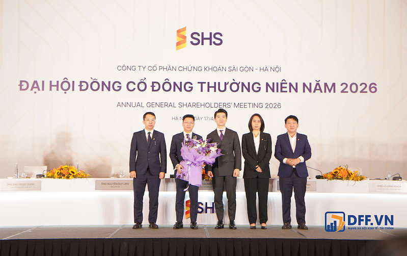 Ông Đỗ Quang Vinh - Chủ tịch HĐQT SHS trao hoa cho ông Nguyễn Duy Linh – Tổng Giám đốc SHS