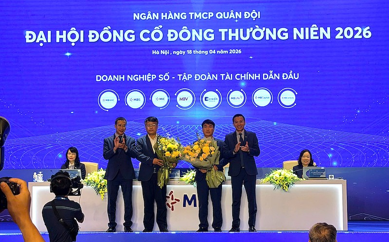 Ông Nguyễn Việt Quân - đứng cạnh Chủ tịch MBBank Lưu Trung Thái (Ảnh: Lê Minh, thành viên DFF.VN) Ông Nguyễn Việt Quân - đứng cạnh Chủ tịch MBBank Lưu Trung Thái (Ảnh: Lê Minh, thành viên DFF.VN)