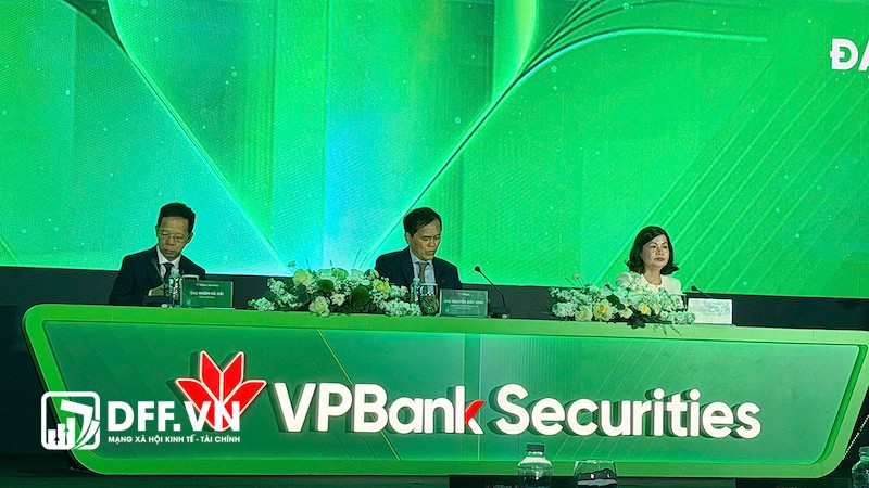 Ban Chủ tọa AGM 2026 VPBankS (Ảnh: Vũ Đức, DFF.VN)