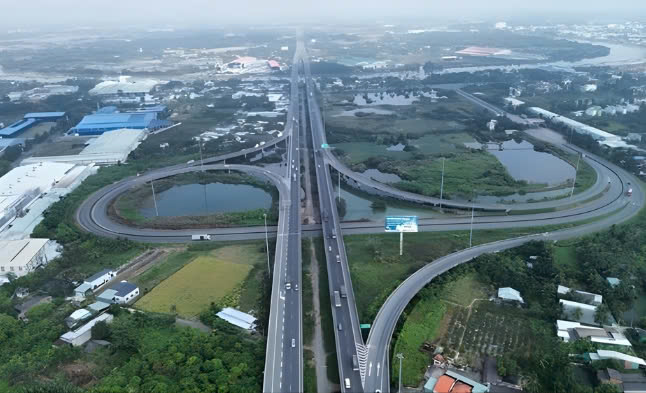Hạ tầng giao thông liên vùng đang được đẩy mạnh đầu tư, tạo nền tảng phát triển cho khu Tây TP HCM. 