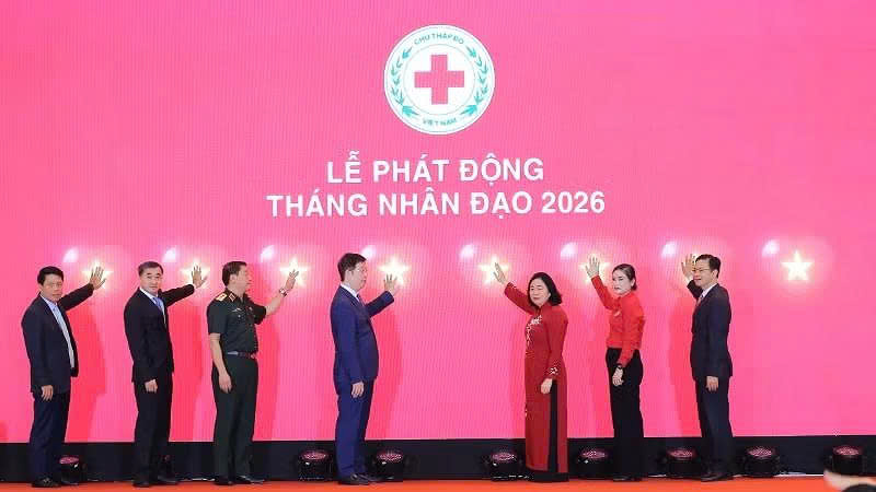 Các đại biểu thực hiện nghi thức phát động Tháng Nhân đạo năm 2026.