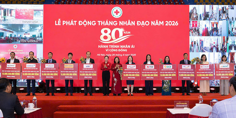 Đại diện OCB (thứ 4 từ phải qua) trao bảng tượng trưng tài trợ đến Hội Chữ thập đỏ Việt Nam