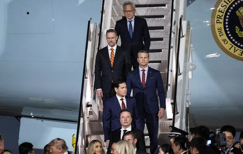 CEO Nvidia Jensen Huang và CEO Tesla Elon Musk cùng phái đoàn Mỹ trong chuyến tháp tùng Tổng thống Trump bước xuống chuyên cơ Air Force One (Ảnh: Getty Images) CEO Nvidia Jensen Huang và CEO Tesla Elon Musk cùng phái đoàn Mỹ trong chuyến tháp tùng Tổng thống Trump bước xuống chuyên cơ Air Force One (Ảnh: Getty Images)