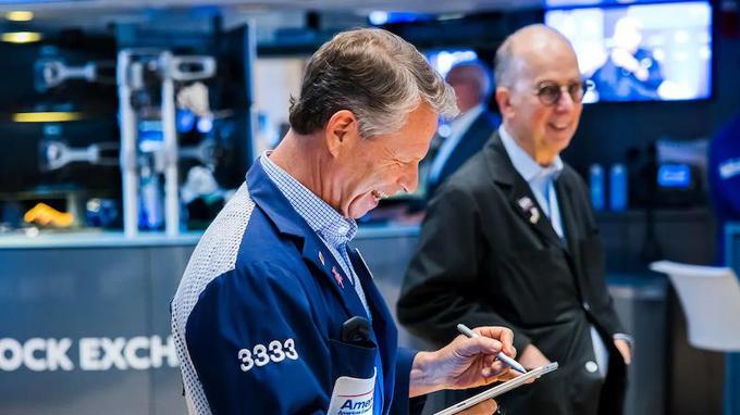 Cơn sốt AI trở lại Phố Wall, S&P 500 và Nasdaq đồng loạt lập kỷ lục