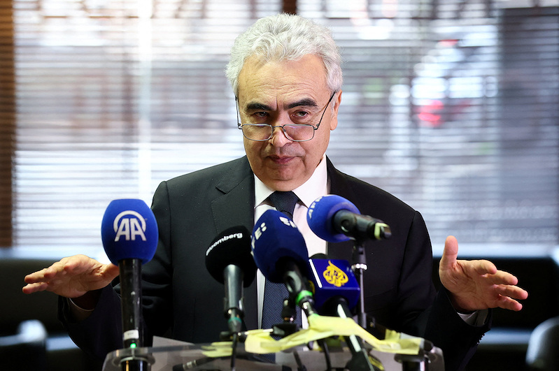 Ông Fatih Birol – Tổng giám đốc IEA – cảnh báo kho dự trữ dầu toàn cầu chỉ còn đủ cho vài tuần tới (Ảnh: Reuters) Ông Fatih Birol – Tổng giám đốc IEA – cảnh báo kho dự trữ dầu toàn cầu chỉ còn đủ cho vài tuần tới (Ảnh: Reuters)