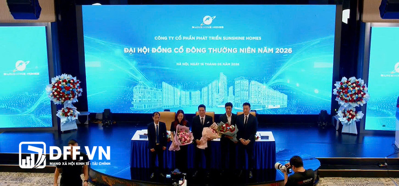 Bà Lê Thảo Linh, ông Nguyễn Việt Hải, ông Nguyễn Đức Tùng nhận hoa chúc mừng (Ảnh chụp màn hình)