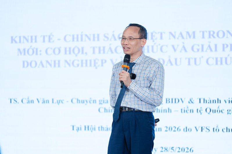 Chuyên gia Kinh tế trưởng BIDV & Thành viên Hội đồng Tư vấn Chính sách của Thủ tướng Chính phủ - TS. Cấn Văn Lực tại phần chia sẻ trong hội thảo (Nguồn ảnh: VFS) Chuyên gia Kinh tế trưởng BIDV & Thành viên Hội đồng Tư vấn Chính sách của Thủ tướng Chính phủ - TS. Cấn Văn Lực tại phần chia sẻ trong hội thảo (Nguồn ảnh: VFS)