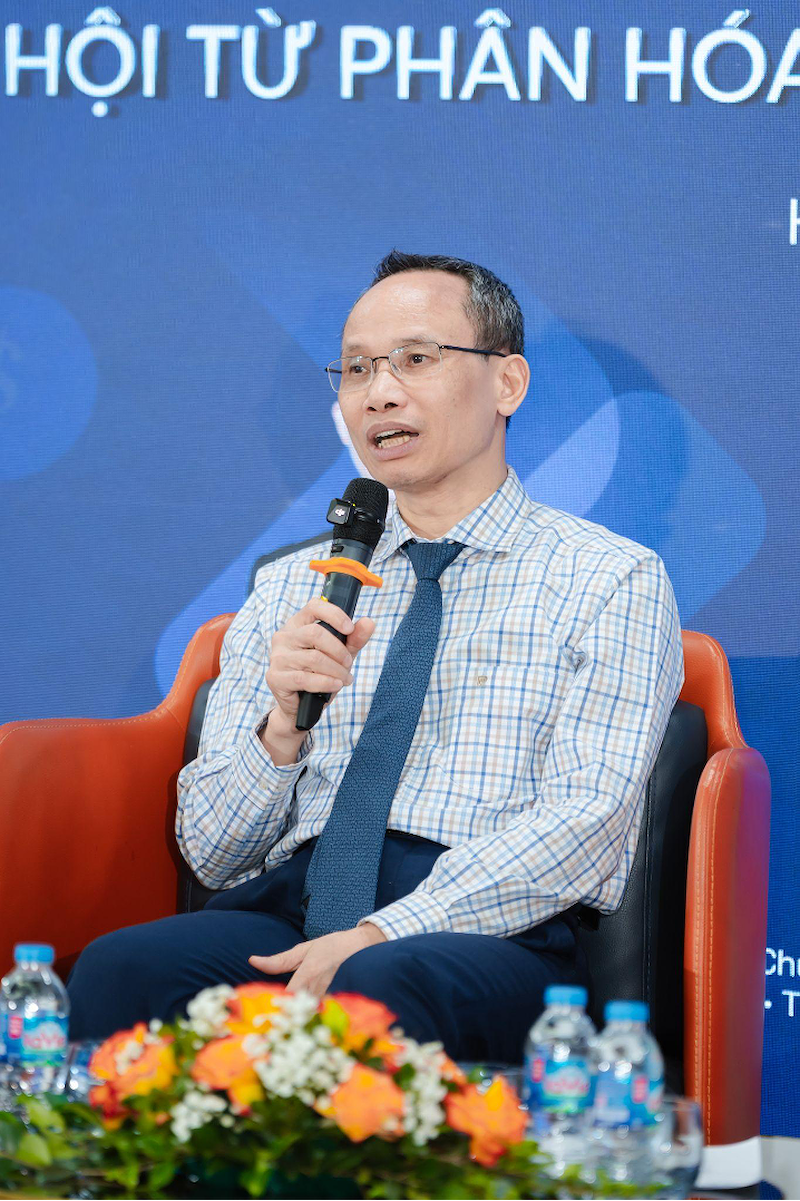 TS. Cấn Văn Lực – Chuyên gia Kinh tế trưởng BIDV & Thành viên Hội đồng Tư vấn Chính sách của Thủ tướng Chính phủ chia sẻ tại phần tọa đàm của hội thảo (Nguồn ảnh: VFS) TS. Cấn Văn Lực – Chuyên gia Kinh tế trưởng BIDV & Thành viên Hội đồng Tư vấn Chính sách của Thủ tướng Chính phủ chia sẻ tại phần tọa đàm của hội thảo (Nguồn ảnh: VFS)