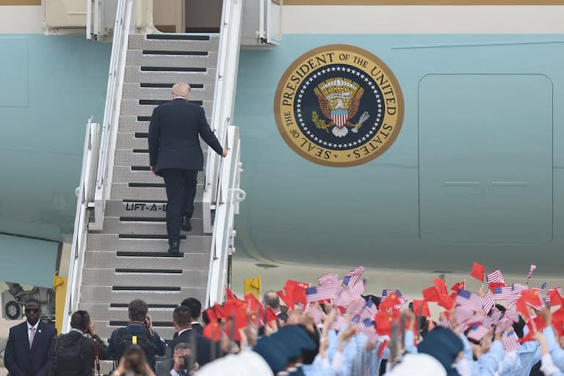 Ông Trump lên chuyên cơ Air Force One rời Bắc Kinh (Ảnh: )