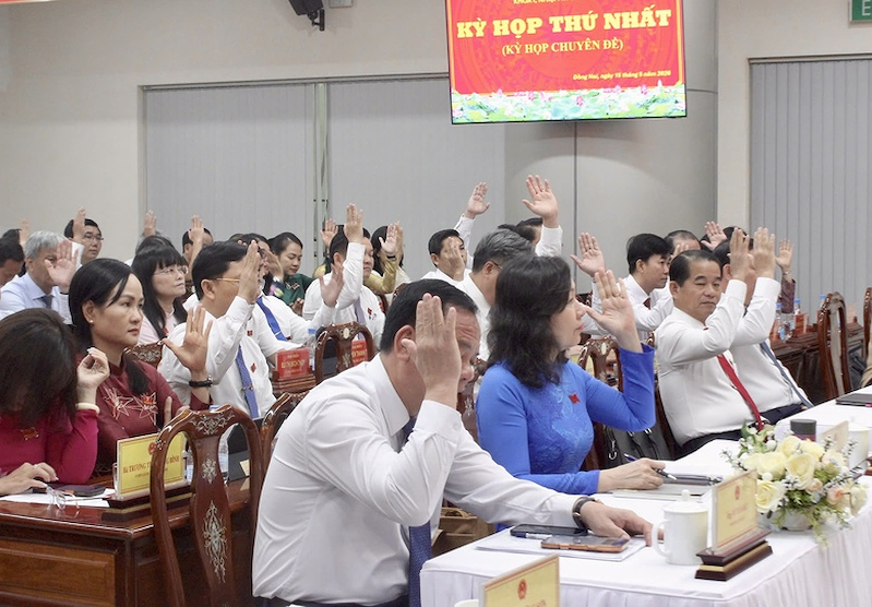 Các đại biểu đã biểu quyết thông qua Nghị quyết về đô thị ở xã Đại Phước (Ảnh: Báo Xây dựng)