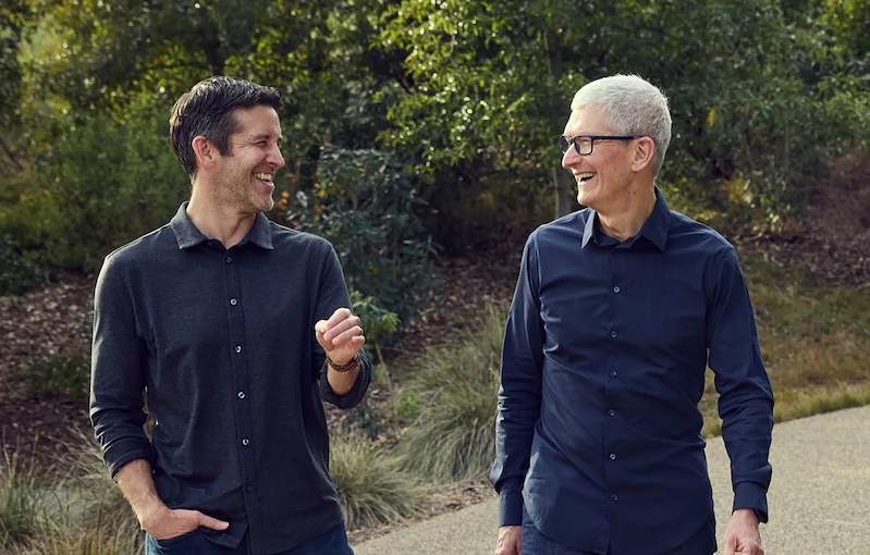 John Ternus cùng Tim Cook (Ảnh: Apple)