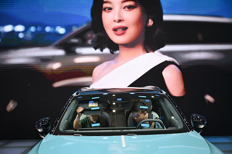 Khách tham quan Triển lãm Ô tô Bắc Kinh tháng trước đã chiêm ngưỡng chiếc Volkswagen ID. Unyx 08, một mẫu SUV chạy hoàn toàn bằng điện (Ảnh: Getty Image)