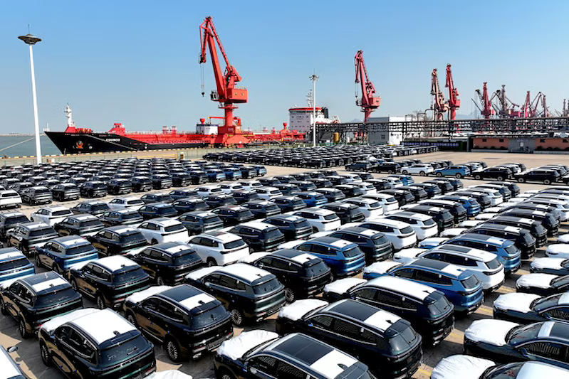 Những chiếc xe Chery chờ xuất khẩu tại cảng Liên Vân Cảng, miền đông Trung Quốc. Mẫu Jaecoo 7 của Chery đã trở thành chiếc xe mới bán chạy nhất tại Anh trong tháng 3/2026 (Ảnh: Getty Image)