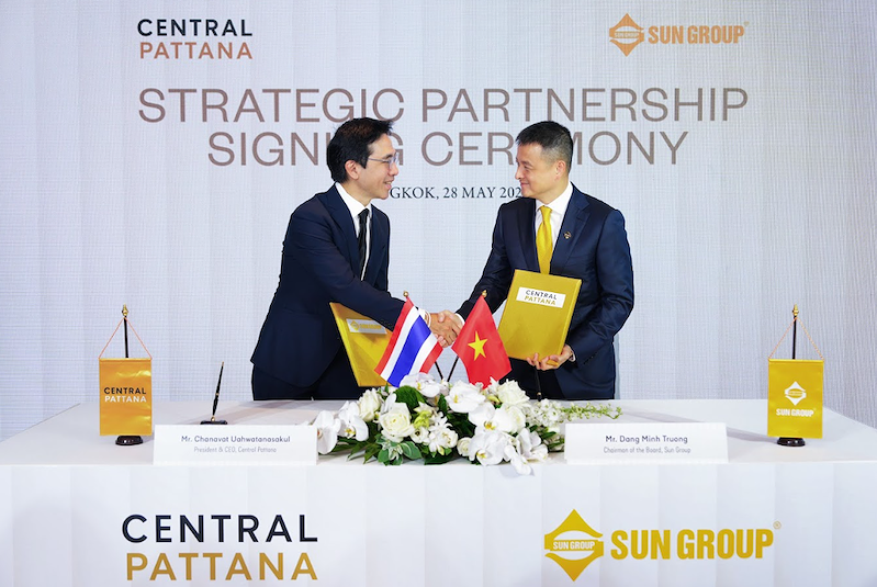 Đại diện Sun Group và Central Pattana trong lễ ký kết Đại diện Sun Group và Central Pattana trong lễ ký kết