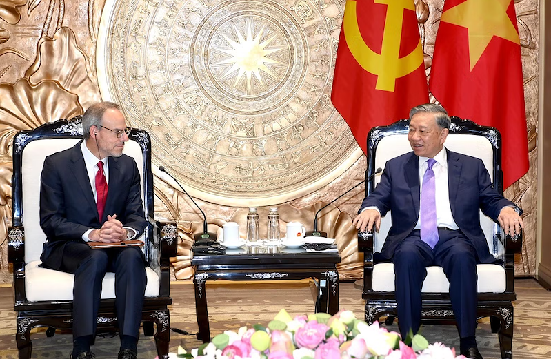 Tổng Bí thư, Chủ tịch nước Tô Lâm và ông David Zapolsky, Phó Chủ tịch cấp cao, Giám đốc Pháp lý và Quan hệ Toàn cầu của tập đoàn Amazon (Ảnh: Báo Nhân Dân)