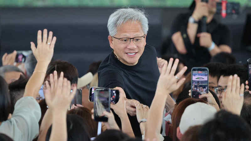 Jensen Huang chào hỏi các nhân viên Nvidia trong chuyến thăm Đài Bắc vào ngày 27/5 (Nguồn: Nikkei Asia) Jensen Huang chào hỏi các nhân viên Nvidia trong chuyến thăm Đài Bắc vào ngày 27/5 (Nguồn: Nikkei Asia)