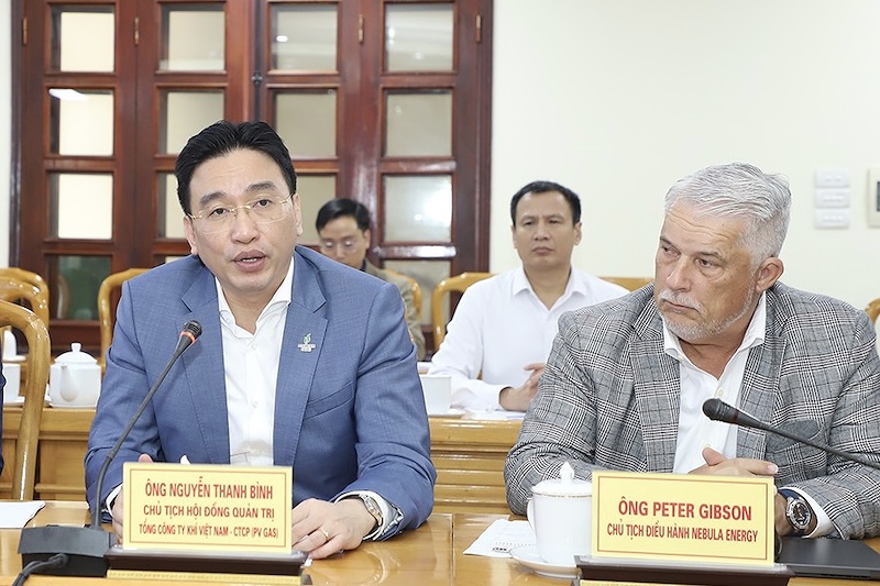 Ông Nguyễn Thanh Bình (trái) - Chủ tịch HĐQT PV GAS và ông Peter Gibson - Chủ tịch điều hành Nebula Energy - tại buổi làm việc với lãnh đạo UBND tỉnh Hà Tĩnh (Ảnh: hatinh.gov.vn)