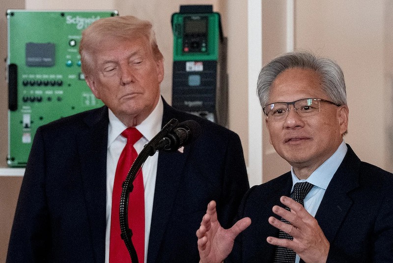 Tổng thống Donald Trump và CEO Nvidia Jensen Huang trong sự kiện “Đầu tư vào nước Mỹ”, tổ chức tại Nhà Trắng hồi tháng 4/2025 (Ảnh: Bloomberg)