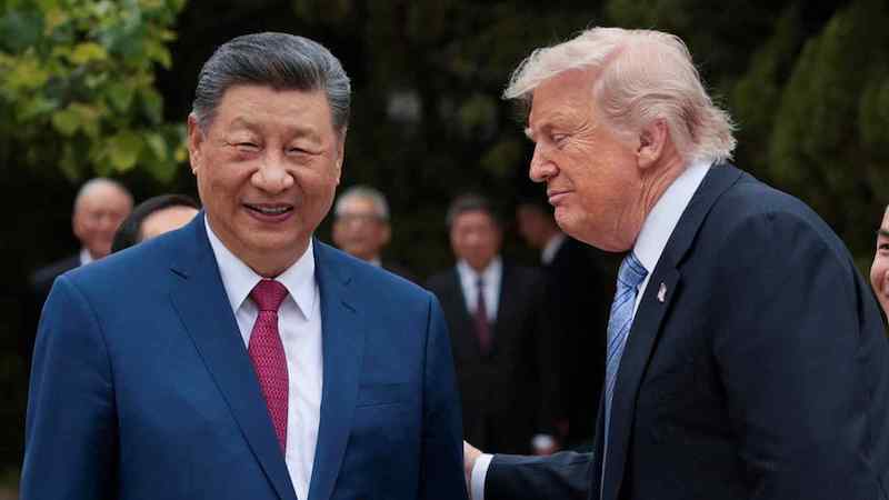 Tổng thống Mỹ Donald Trump nói chuyện với Chủ tịch Trung Quốc Tập Cận Bình trước khi rời đi sau chuyến thăm Vườn Trung Nam Hải ở Bắc Kinh vào ngày 15/5 (Ảnh: )