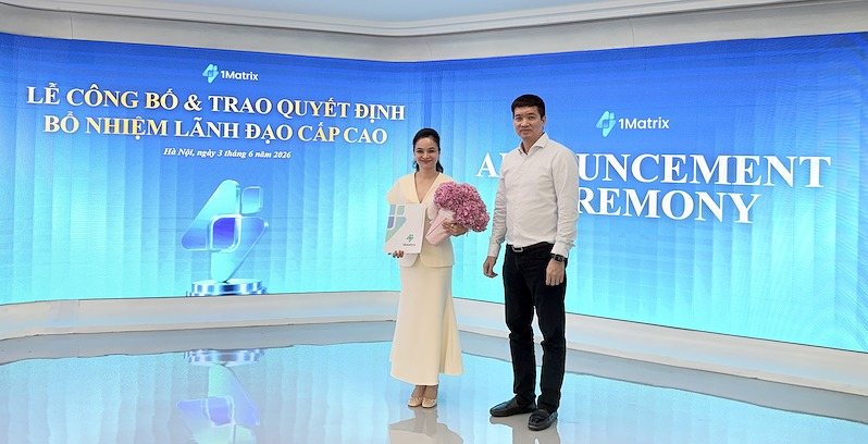 Chủ tịch Phan Đức Trung trao hoa chúc mừng tân Tổng Giám đốc 1Matrix  Nguyễn Vân Hiền (Ảnh:1Matrix)
