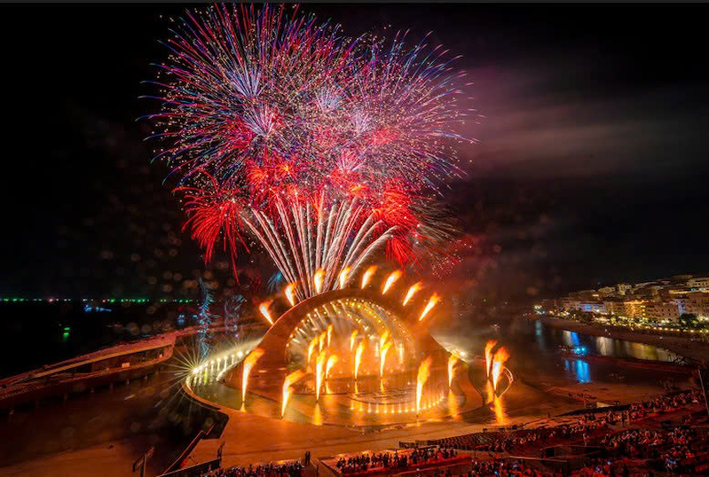 Tại sân khấu của show diễn Kiss of the Sea, du khách có thể đắm mình trong câu chuyện tình yêu được kể bằng ngôn ngữ của công nghệ và cảm xúc Tại sân khấu của show diễn Kiss of the Sea, du khách có thể đắm mình trong câu chuyện tình yêu được kể bằng ngôn ngữ của công nghệ và cảm xúc