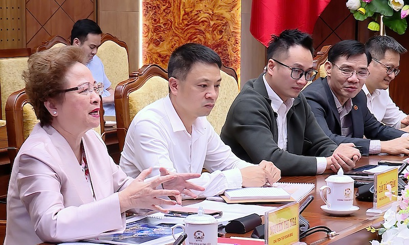 Bà Nguyễn Thị Nga, Chủ tịch Tập đoàn BRG cùng các thành viên Tập đoàn tại buổi làm việc với lãnh đạo tỉnh Hưng Yên (Ảnh: Cổng TTĐT tỉnh Hưng Yên)
