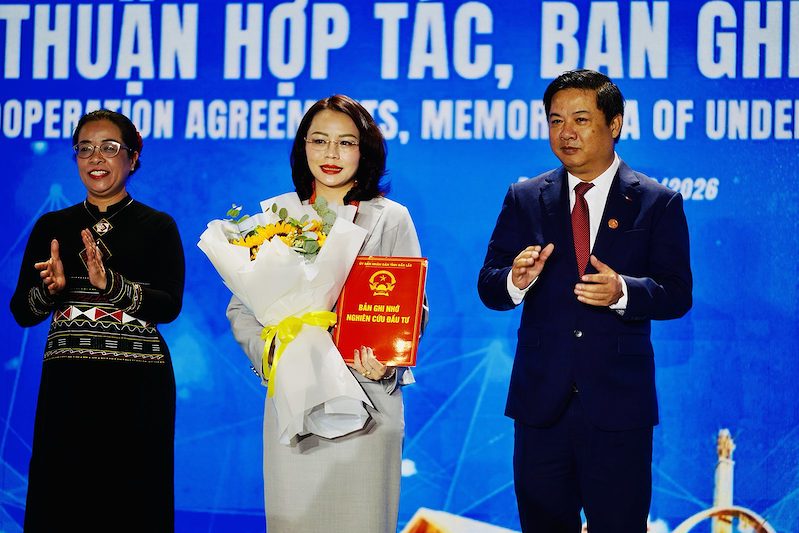 Bà Hương Trần Kiều Dung – Phó Chủ tịch Tập đoàn FLC nhận biên bản ghi nhớ hợp tác đầu tư với tỉnh Đắk Lắk (Ảnh: FLC)
