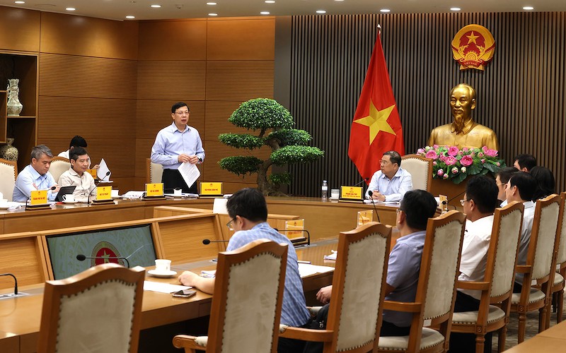 Phó Thủ tướng Phạm Gia Túc chủ trì cuộc họp nghe báo cáo phương án giao thành phố Hà Nội làm cơ quan chủ quản một số dự án đường sắt quốc gia trên địa bàn (Ảnh: VGP)