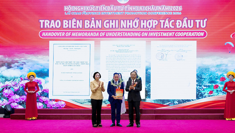 Ông Nguyễn Minh Hải (giữa) - Phó Chủ tịch HĐQT kiêm Tổng giám đốc Taseco Group - nhận biên bản ghi nhớ hợp tác đầu tư với UBND tỉnh Lai Châu