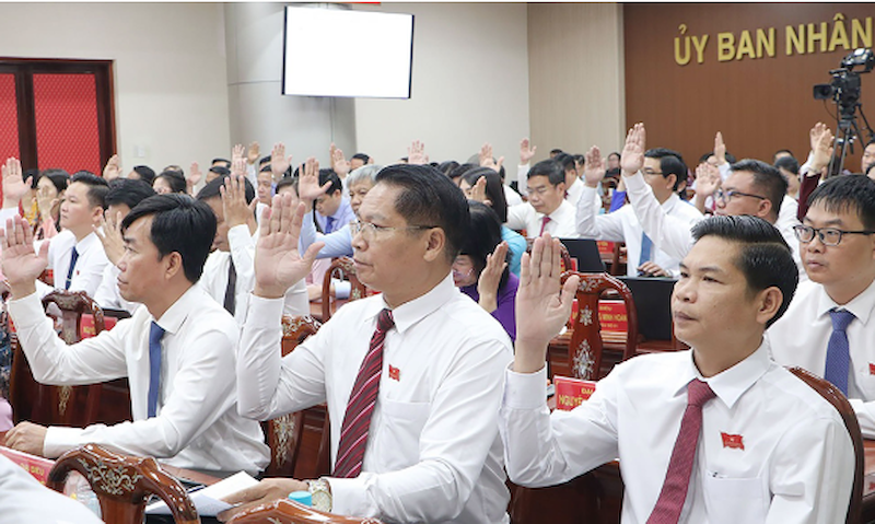 Các đại biểu HĐND thành phố biểu quyết thông qua các nghị quyết điều chỉnh chủ trương đầu tư các dự án cầu Cát Lái, cầu Long Hưng (Ảnh: dongnai.gov.vn)